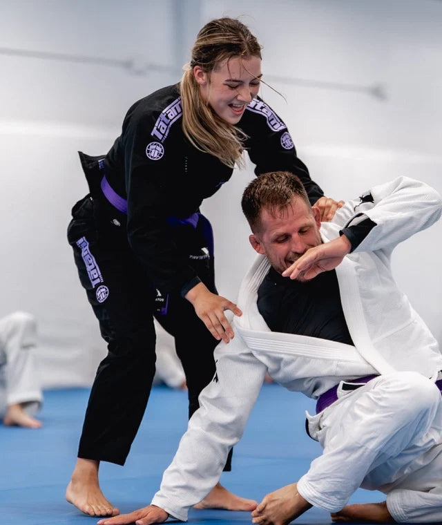 Gi de Mujer Para Jiu Jitsu Tatami Elements Superlite Negro y Morado